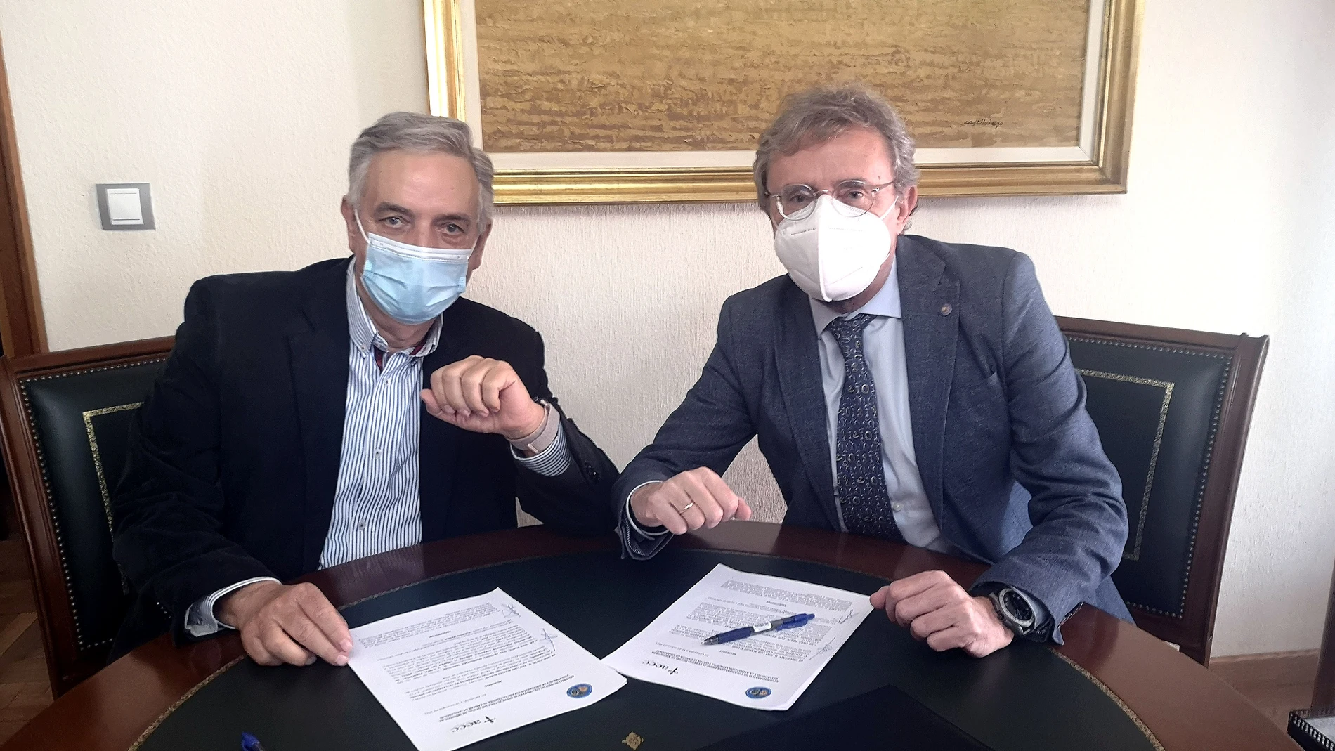 Los presidentes de los Médicos y de AECC Valladolid, José Luis Almudí y Artemio Domínguez, respectivamente, firman un convenio para seguir trabajando juntos por que los pacientes oncológicos