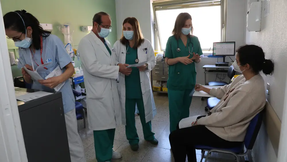 De izquierda a derecha, los doctores José Manuel Zubeldia, Patricia Rojas y Jimena Crespo, junto a Raquel, también sanitaria, durante la prueba cutánea. Foto: Connie G. Santos