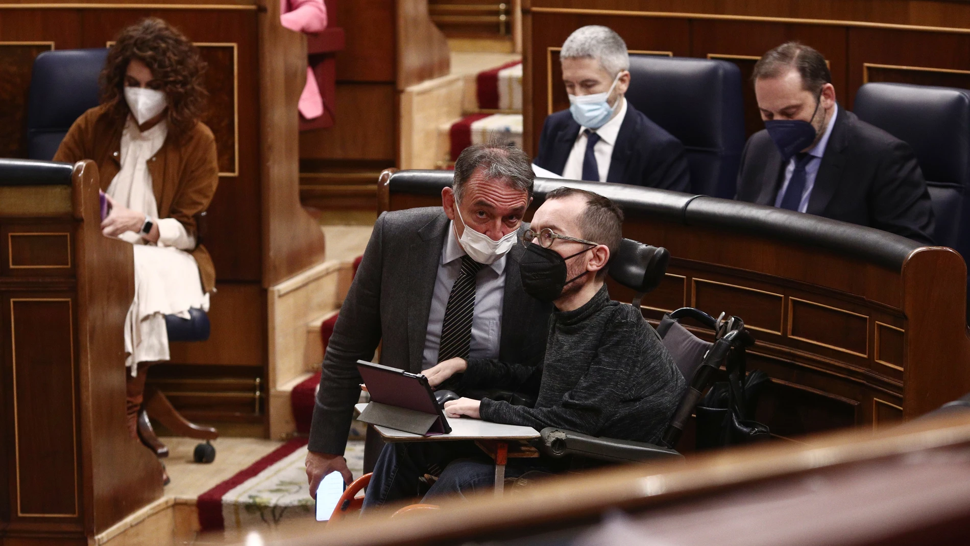 El portavoz de Unidas Podemos en el Congreso, Pablo Echenique (d); durante una sesión de control al Gobierno en el Congreso de los Diputados, en Madrid (España), a 10 de marzo de 2021