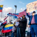 Miembros de la comunidad venezolana en Miami celebran el Estatus de Protección Temporal (TPS) aprobado por el Gobierno de EE UU