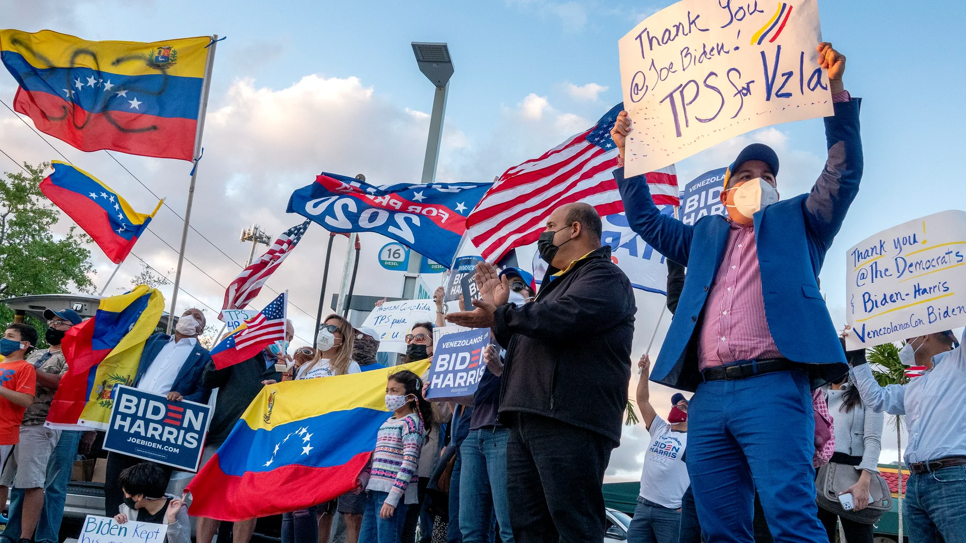 Miembros de la comunidad venezolana en Miami celebran el Estatus de Protección Temporal (TPS) aprobado por el Gobierno de EE UU
