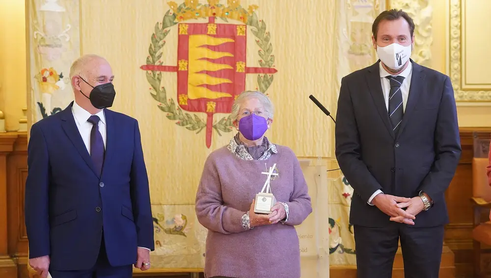 Óscar Puente junto a la pregonera María Antonia Fernández del Hoyo