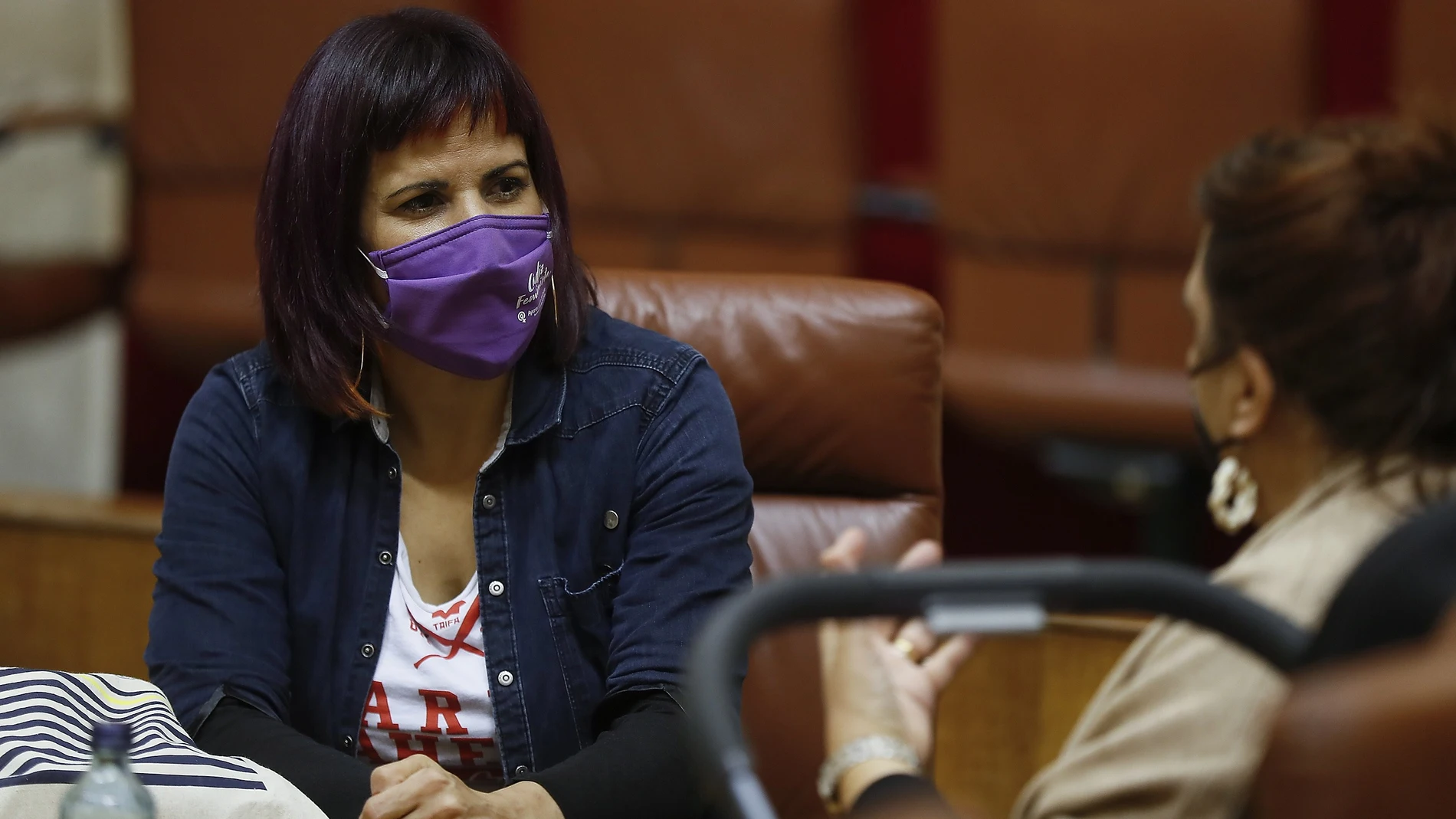 La diputada no adscrita, Teresa Rodríguez (i), en su escaño durante una sesión plenaria en el Parlamento de Andalucía en Sevilla. EFE/ José Manuel Vidal