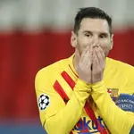 Messi se lamenta después de fallar un penalti