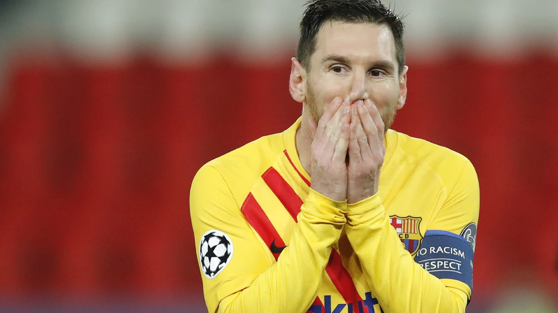Messi se lamenta después de fallar un penalti