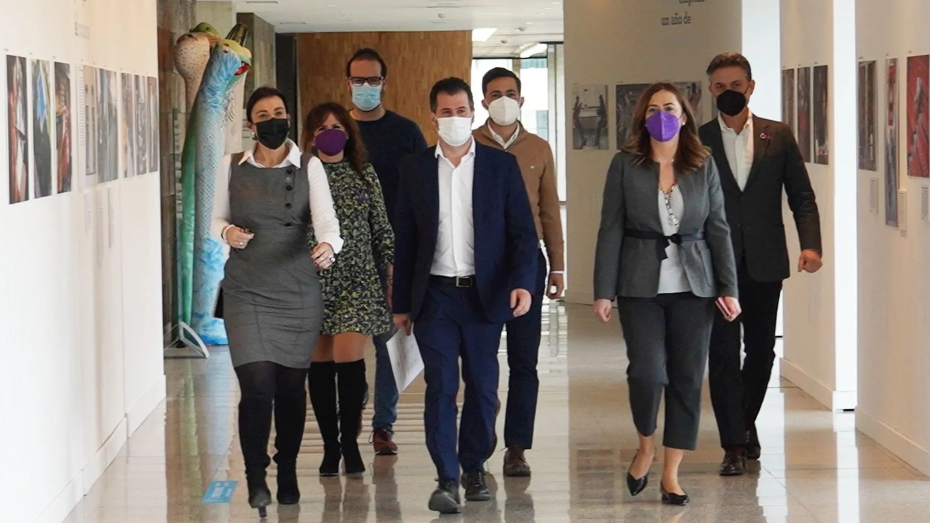 Luis Tudanca con los suyos antes de comparecer ante la prensa para dar cuenta de los motivos de la moción de censura