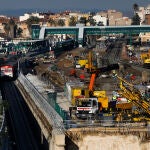 Un tren circula por el túnel construido de acceso a la estación Murcia del Carmen
