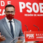 El secretario general del PSRM y portavoz del Grupo Parlamentario Socialista, Diego Conesa, durante una rueda de prensa en la sede del PSRM-PSOE para explicar las mociones de censura en Comunidad y Ayuntamiento de Murcia