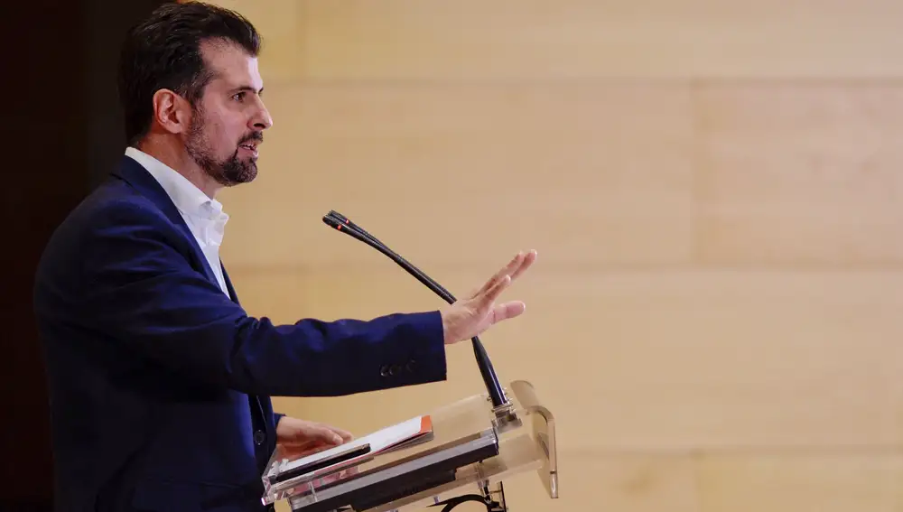 GRAF2427. VALLADOLID,10/03/2021.- El secretario general del PSCyL, Luis Tudanca, durante la rueda de prensa de este miércoles en la que ha explicado los motivos por los que hoy han presentado una moción de censura contra el gobierno del PP y Ciudadanos en la Comunidad. EFE/ NACHO GALLEGO