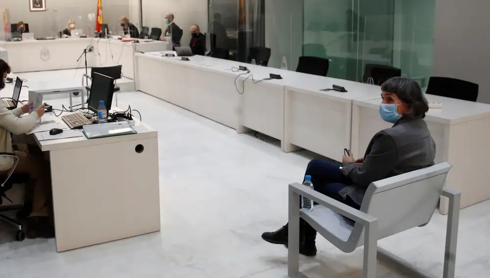 La exjefa de ETA Soledad Iparraguirre, Anboto ante el tribunal durante su juicio por el por el atentado cometido en 1995 en las oficinas de expedición del DNI en Bilbao en el que un policía nacional fue asesinado y otro resultó gravemente herido.