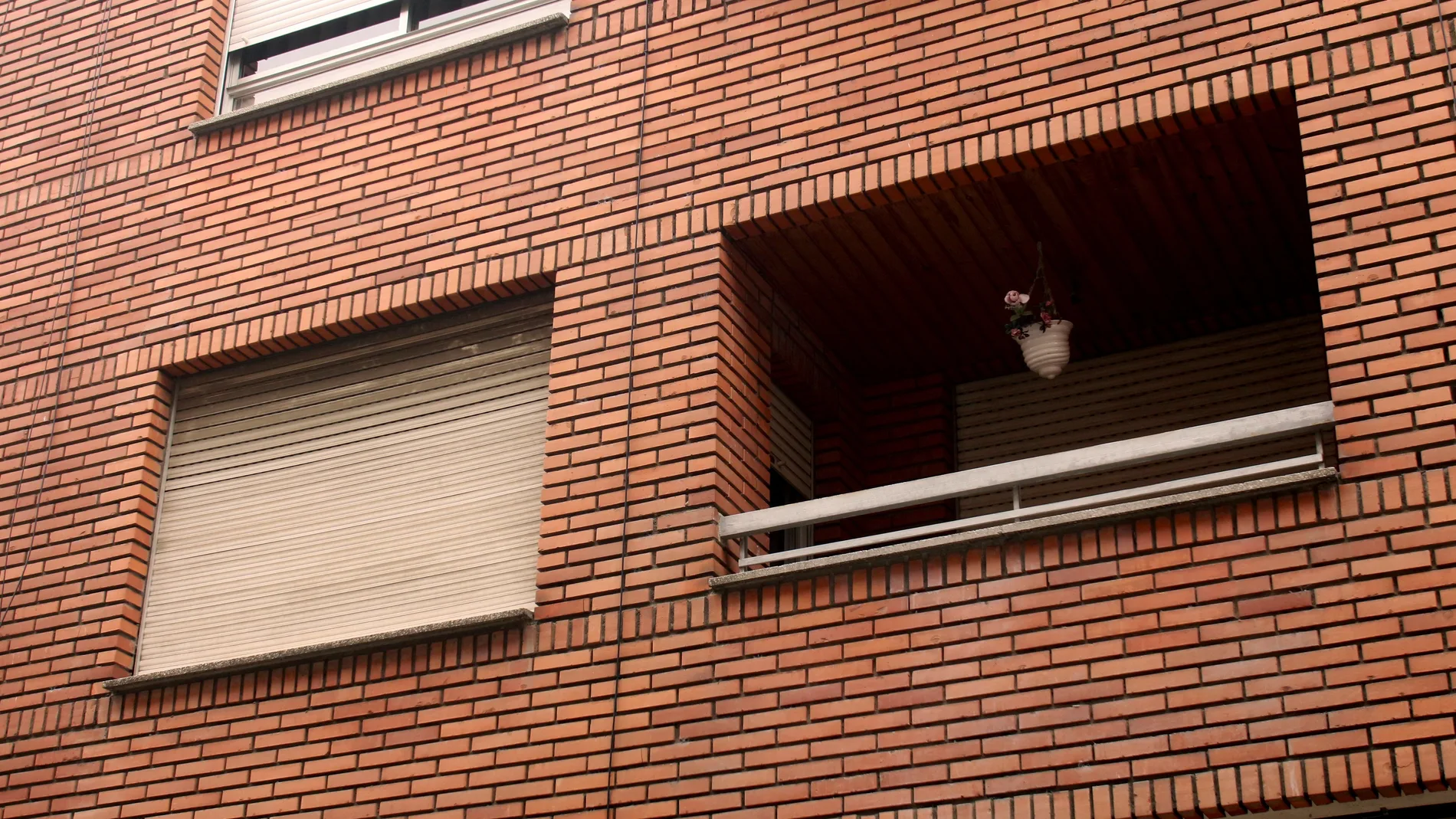 Una mujer de 63 años ha muerto esta madrugada tras supuestamente ser arrojada desde la terraza de un primer piso de un inmueble de Ponferrada (León) por un hombre con el que compartía la vivienda y que ya ha sido detenido, según han informado a Efe fuentes de la Subdelegación del Gobierno. En la imagen, el inmueble ubicado en el número 22 de la calle del Dos de Mayo. EFE/ Ana F. Barredo