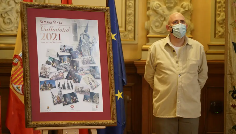 Chema Concellón junto al cartel