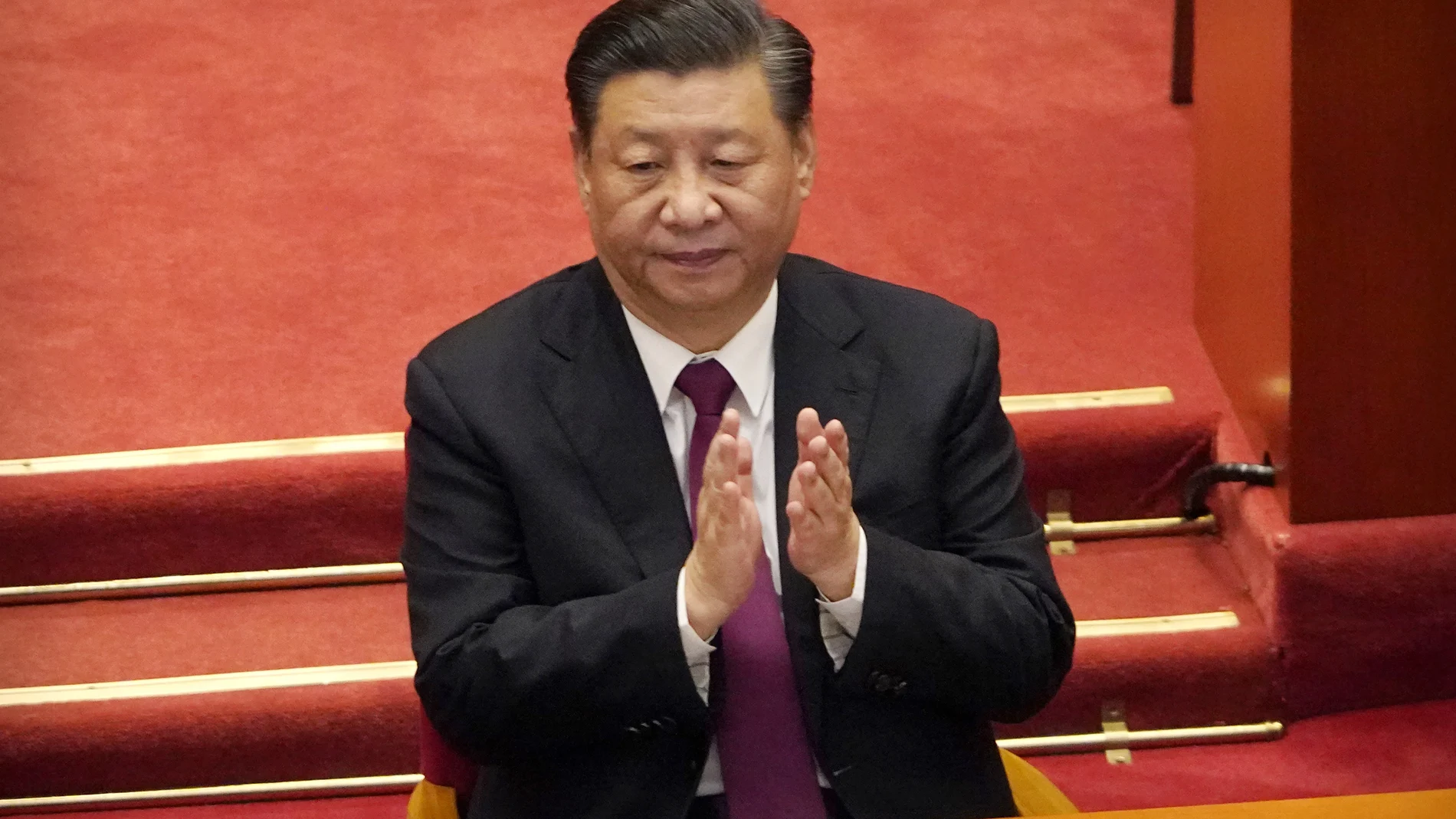 El presidente chino Xi Jinping aplaude durante la sesión de clausura de la Conferencia Consultiva Política del Pueblo Chino