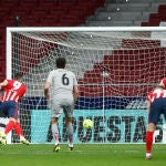 Luis Suárez marca de penalti el gol de la victoria del Atlético
