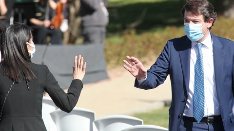 Alfonso Fernández Mañueco saluda a Inés Arrimadas en el acto homenaje por las víctimas del 11-M