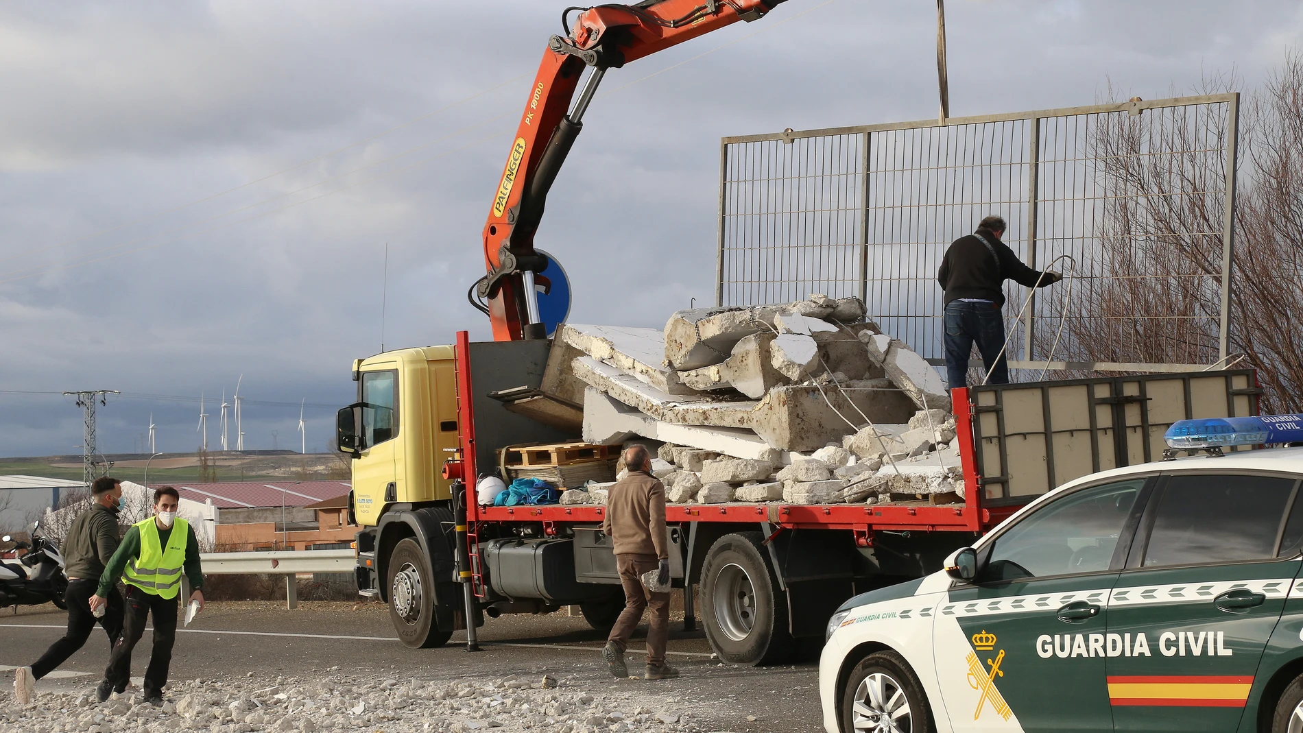 Un camión pierde la carga de muretes de hormigón al incorporarse a la A65 en Palencia.
