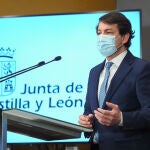 El presidente de la Junta de Castilla y León, Alfonso Fernández Mañueco, durante una rueda de prensa