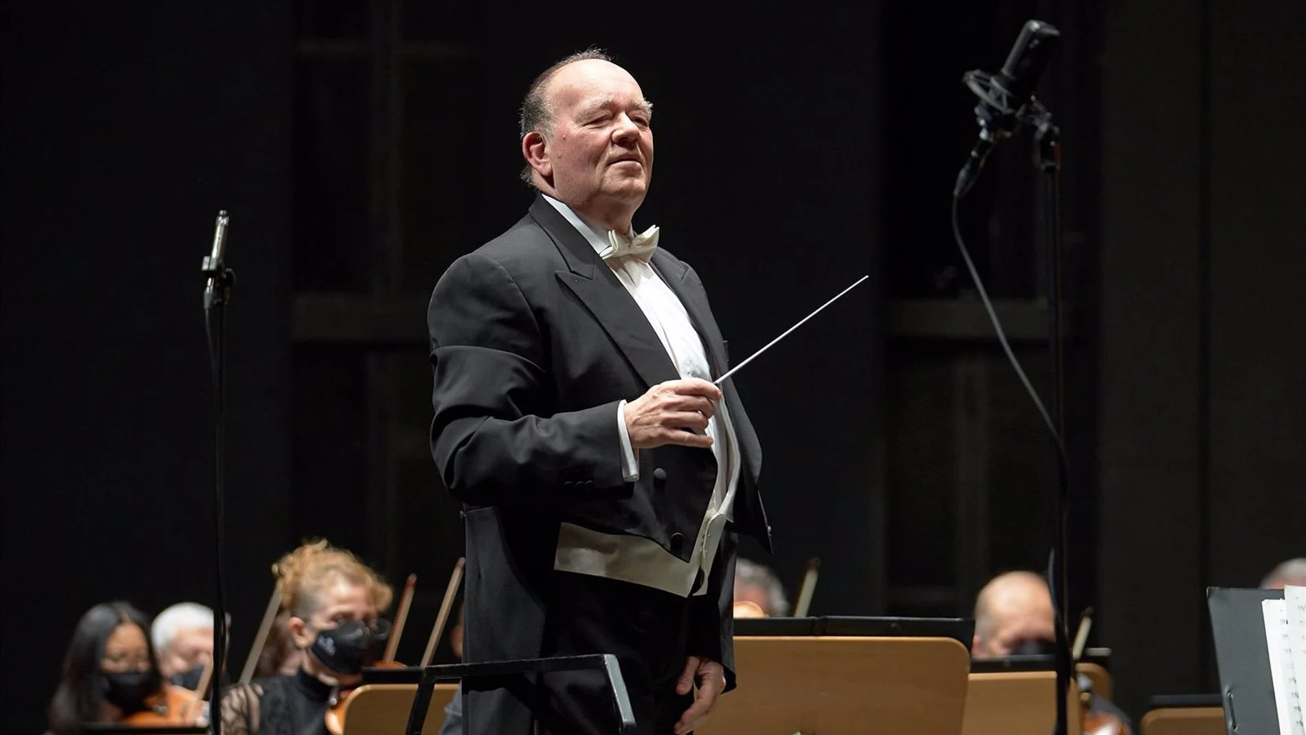 Imagen de archivo del maestro francés, Marc Soustrot, dirigiendo a la orquesta sinfónica