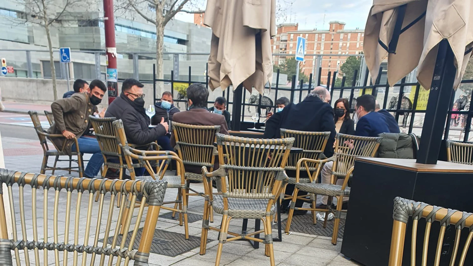 Foto de la terraza de Valladolid con los dirigentes de Ciudadanos separados en tres mesas