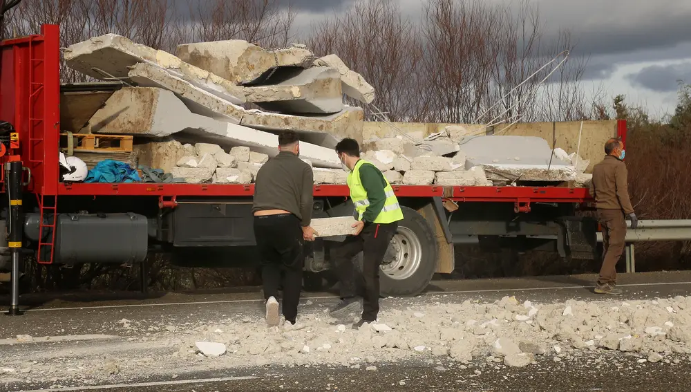 Un camión pierde la carga de muretes de hormigón al incorporarse a la A65 en Palencia.
