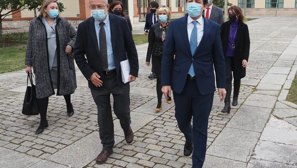 (I-D) El vicepresidente y líder de Ciudadanos en la Comunidad, Francisco Igea y el presidente de la Junta de Castilla y León, Alfonso Fernández Mañueco a su llegada a una rueda de prensa en Valladolid, Castilla y León (España), a 11 de marzo de 2021. Durante la comparecencia, un día después de la moción de censura del PSOE al Gobierno de Castilla y León, Mañueco, ha lanzado un mensaje de serenidad y ha ratificado que la estabilidad en el Gobierno de coalición de PP y Ciudadanos está garantizada y "en la mejor sintonía".11 MARZO 2021;RUEDA DE PRENSA: MONCIÓN DE CENSURA;PSOE;CIUDADANOS;CASTILLA Y LEÓNPhotogenic/Claudia Alba / Europa Press11/03/2021