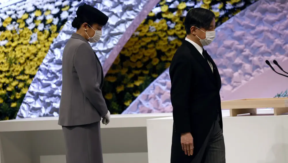 El emperador Naruhito y la emperatriz Masako de Japón asisten al servicio conmemorativo nacional por las víctimas del terremoto y tsunami de 2011 en Tokio