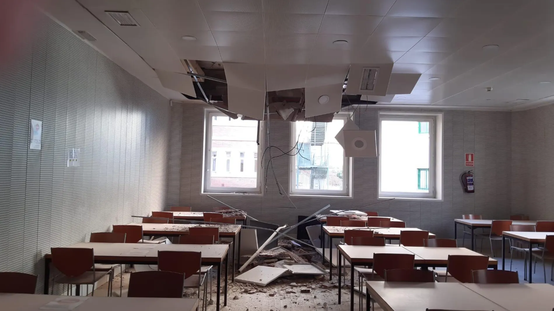 Estado en el que quedó la cafetería del Ministerio de Seguridad Social tras el derrumbe de parte del techo hace unos días