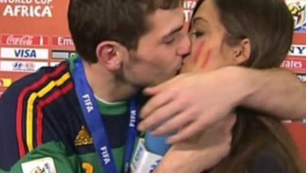 Beso de Iker Casillas a Sara Carbonero en el mundial de Sudáfrica.
