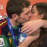 Beso de Iker Casillas a Sara Carbonero en el mundial de Sudáfrica.