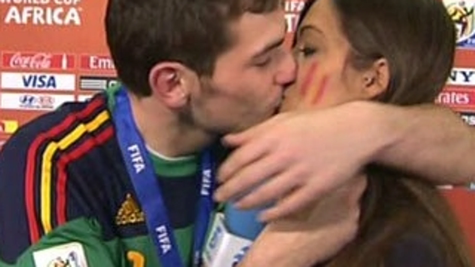 Beso de Iker Casillas a Sara Carbonero en el mundial de Sudáfrica.