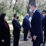 El rey Felipe VI (d) saluda a la presidenta de la Comunidad de Madrid, Isabel Díaz Ayuso (i), a su llegada al acto de Estado de reconocimiento y memoria a todas las víctimas del terrorismo