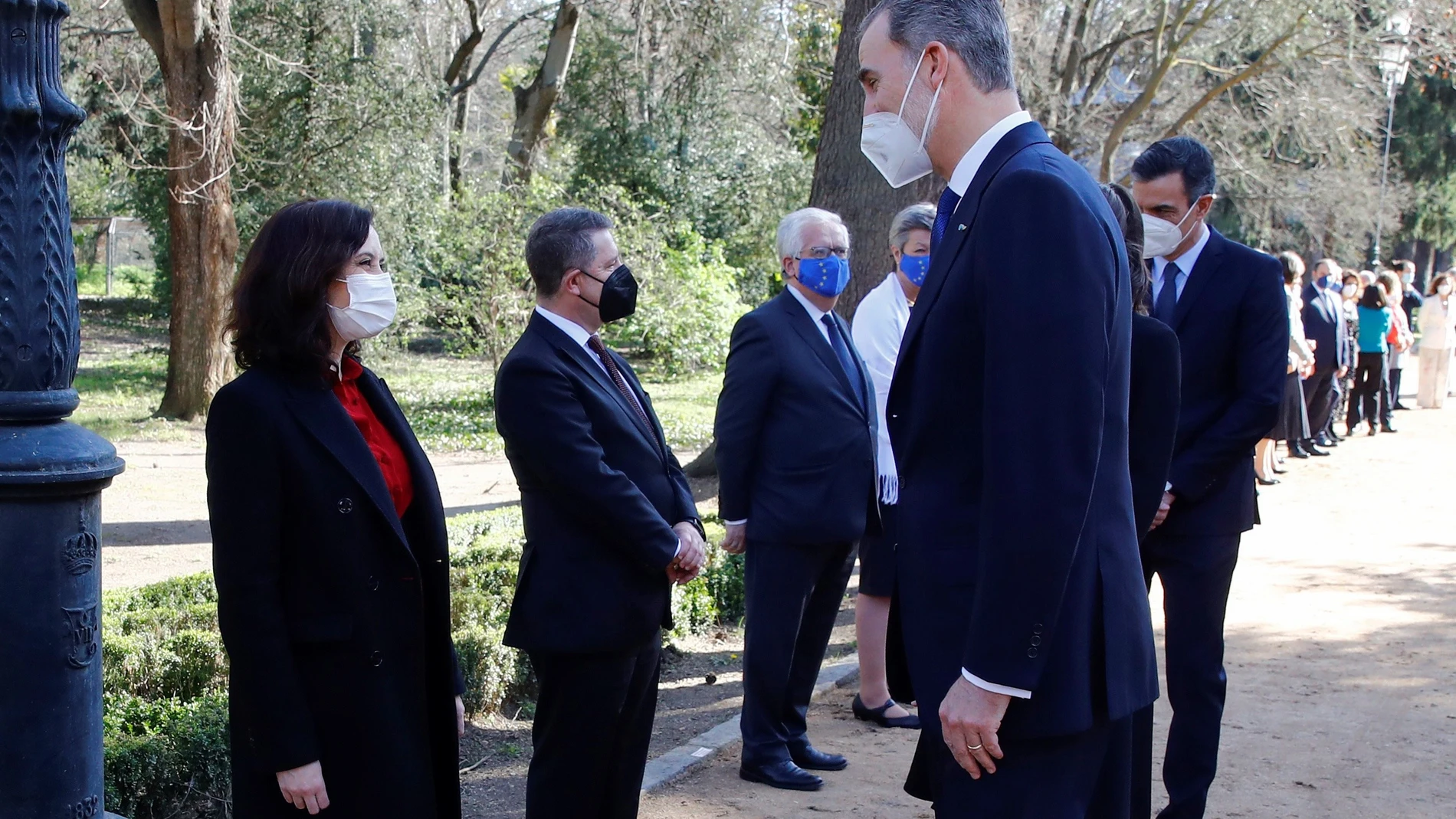 El rey Felipe VI (d) saluda a la presidenta de la Comunidad de Madrid, Isabel Díaz Ayuso (i), a su llegada al acto de Estado de reconocimiento y memoria a todas las víctimas del terrorismo