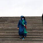 Mujeres iraníes c caminan en un parque en Teherán,