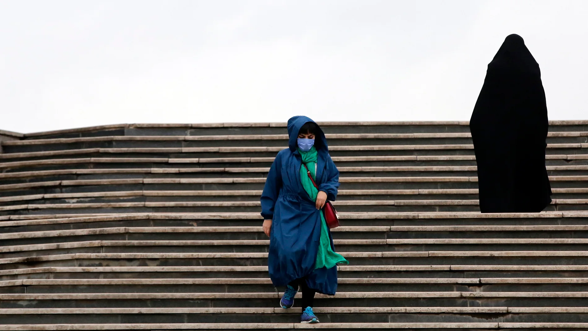 Mujeres iraníes c caminan en un parque en Teherán,