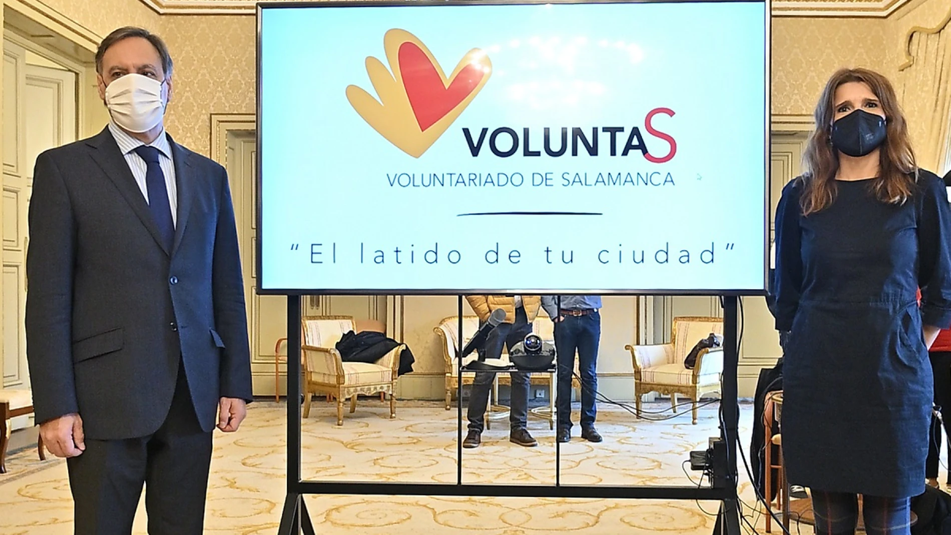 El alcalde de Salamanca, Carlos García Carbayo, presenta la nueva imagen del voluntariado en la ciudad, para canalizar la creciente solidaridad ciudadana e impulsa el voluntariado ambiental con el primer Reglamento Municipal de Voluntariado