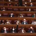 La portavoz parlamentaria del PSOE, Adriana Lastra, levanta el brazo para votar durante una sesión plenaria celebrada en el Congreso de los Diputados, en Madrid, (España)