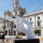 La Junta Central Fallera (JCF) ha instalado en la plaza del Ayuntamiento de Valencia un pebetero en memoria de todas las víctimas de la covid fallecidos durante los doce meses de la pandemia.