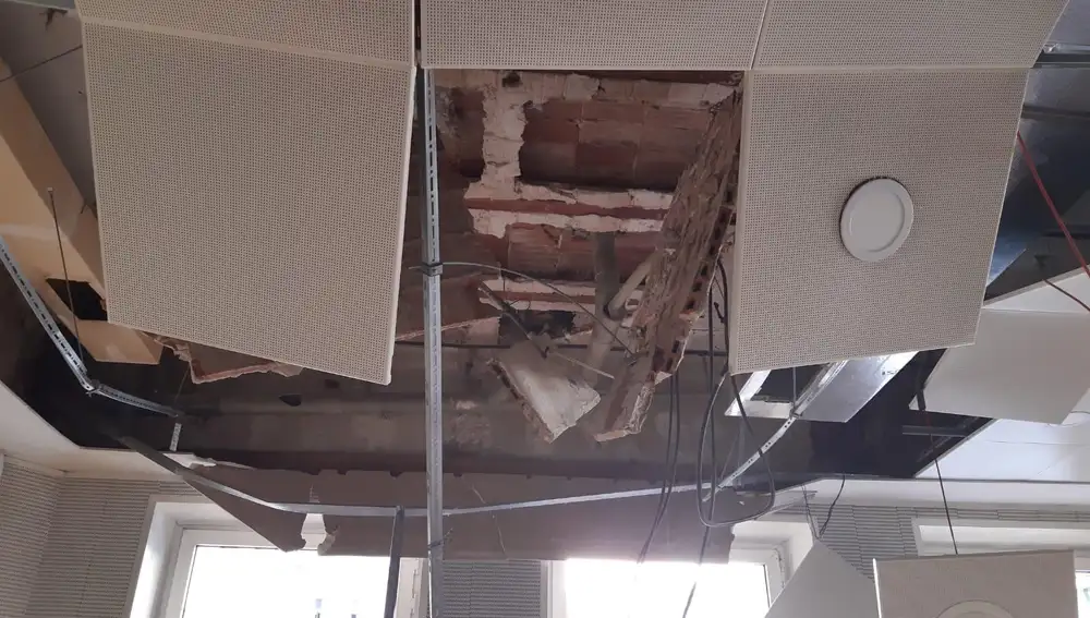 Estado en el que quedó la cafetería del Ministerio de Seguridad Social tras el derrumbe de parte del techo hace unos días