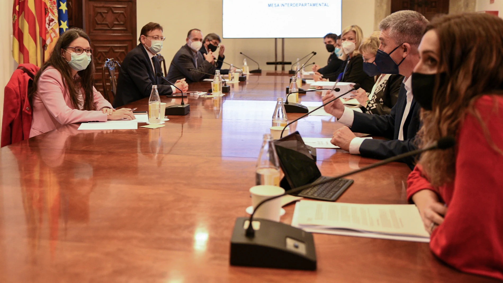 Isaura Navarro, primra por la derecha, durante la reunión de la Mesa Interdepartamental para la Prevención y Actuación ante la COVID-19, en el Palau de la Generalitat, en Valencia, el pasado 11 de marzo de 2021