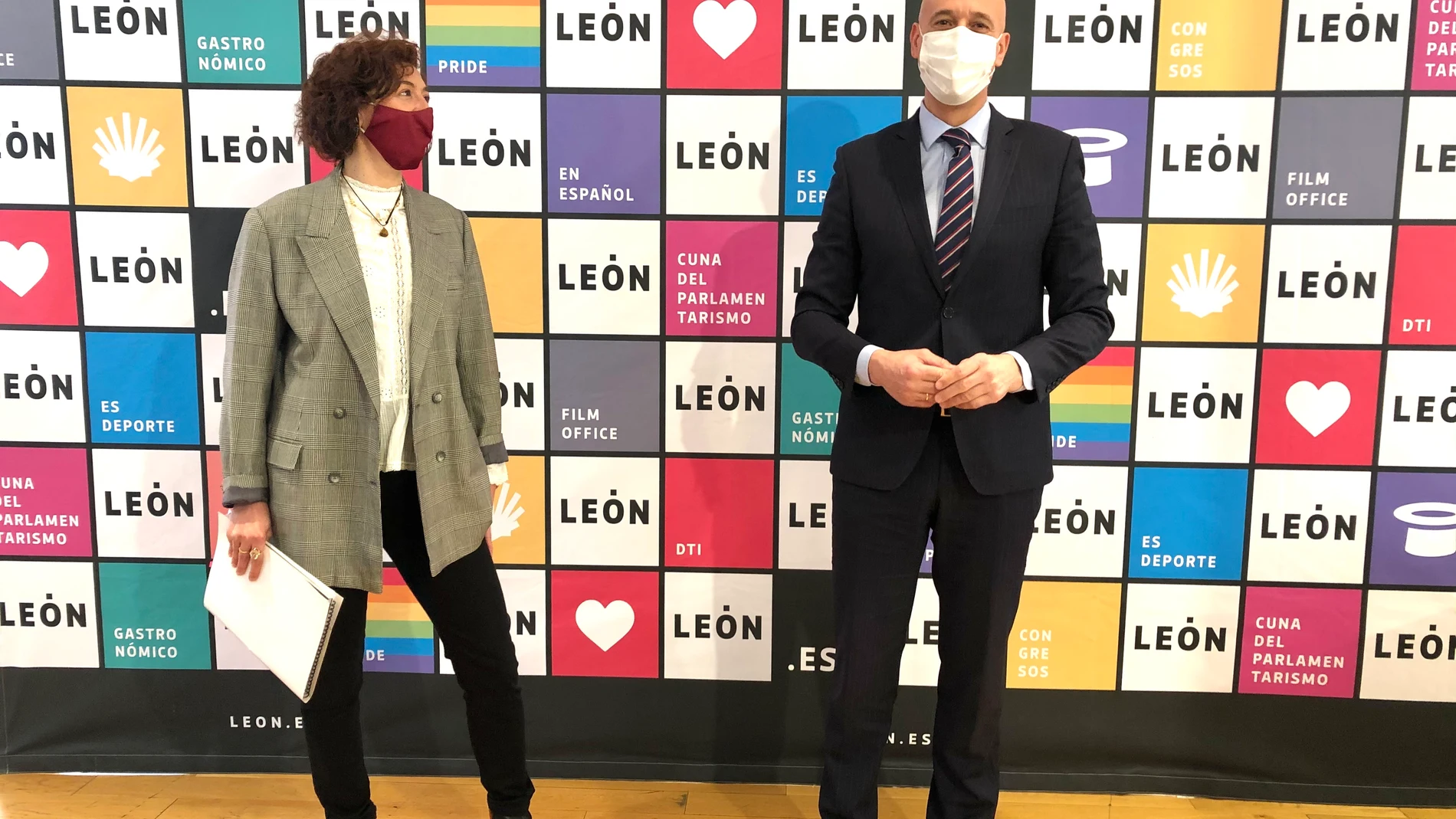 El alcalde de León, José Antonio Diez y la concejala Susana Travesí, informan sobre la marca de la ciudad