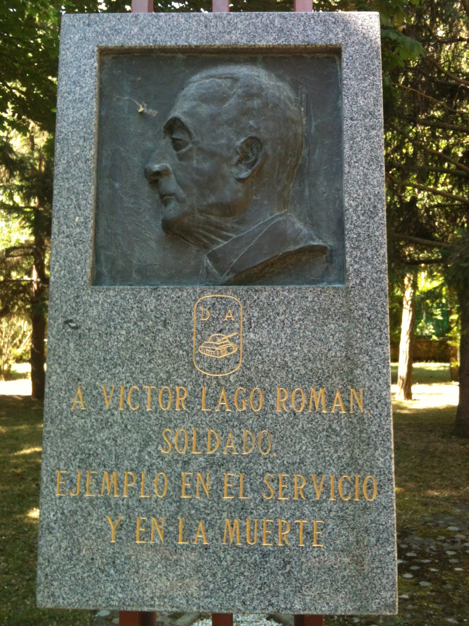 Placa a Víctor Lago Román