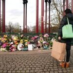 Una mujer deja flores en un homenaje a Sarah Everard en Clapham Common