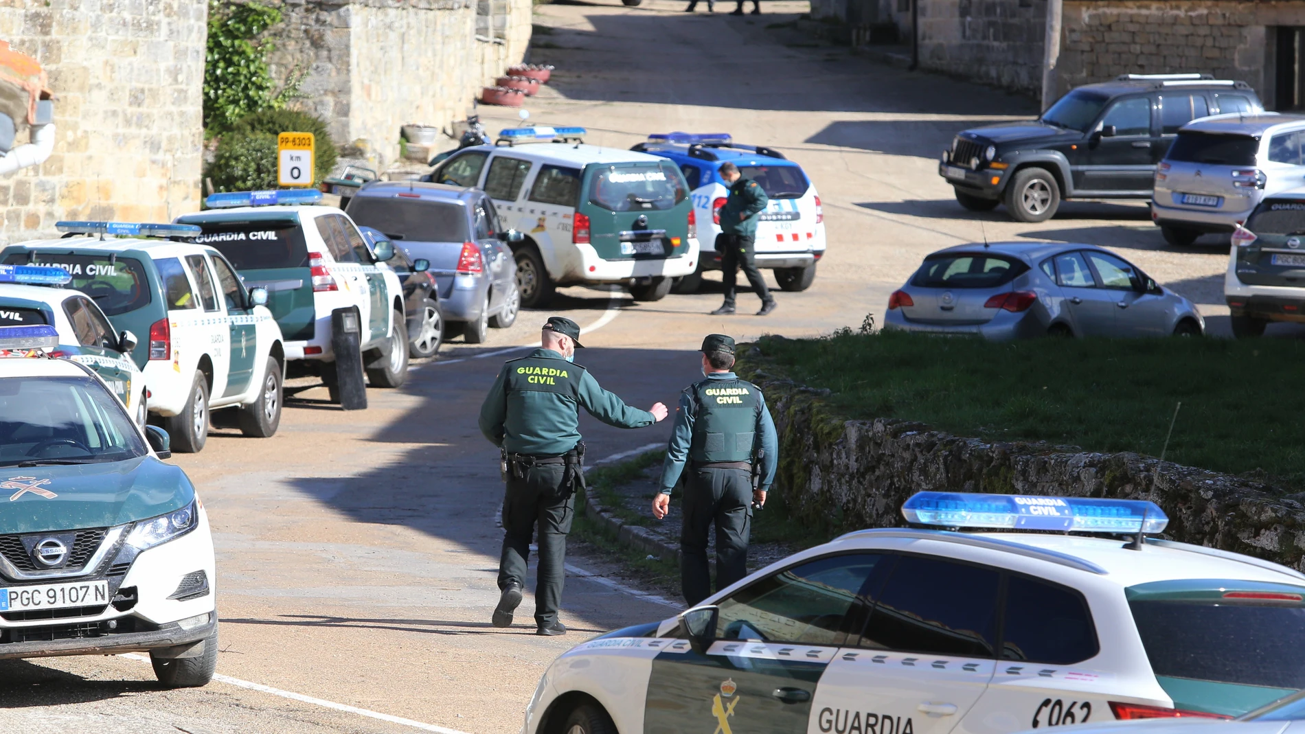 Efectivos de la guardia civil buscan al presunto asesino por los alrededores de Villanueva de Henares, donde está mañana se ha producido un asesinato