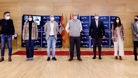 Los procuradores de Ciudadanos en las Cortes de Castilla y León, encabezados por el vicepresidente y portavoz de la Junta, Francisco Igea (c), durante la rueda de prensa en la que han confirmado el voto negativo en la moción de censura