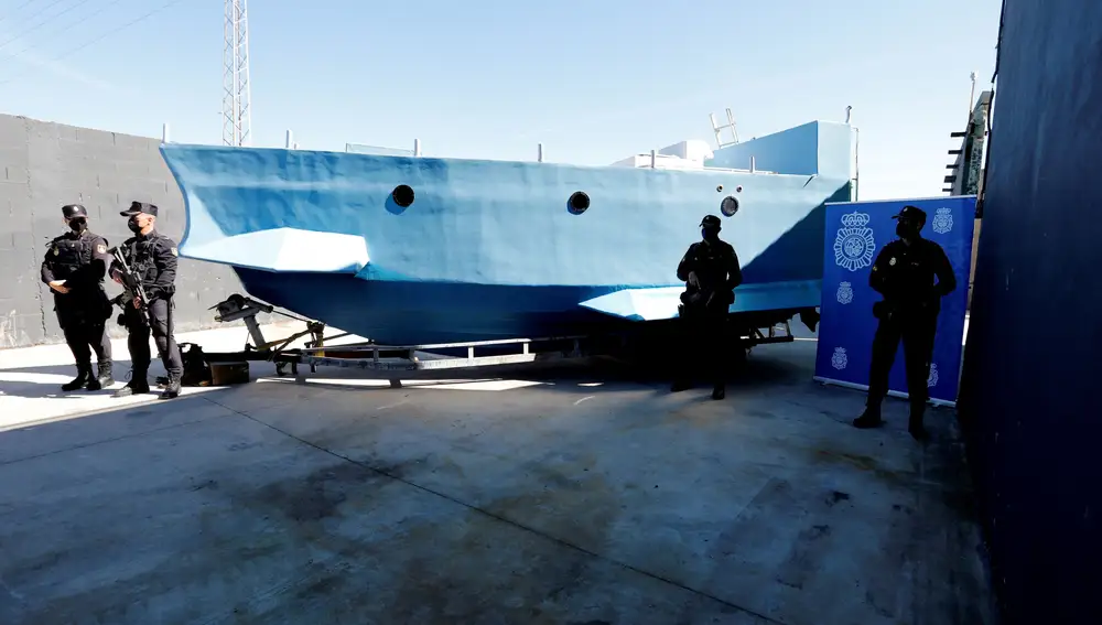La Policía Nacional se incautó de una embarcación semisumergible con capacidad para transportar hasta dos toneladas de droga