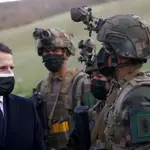 El presidente francés Emmanuel Macron habla a un soldado durante una visita a Ferme du Cuin