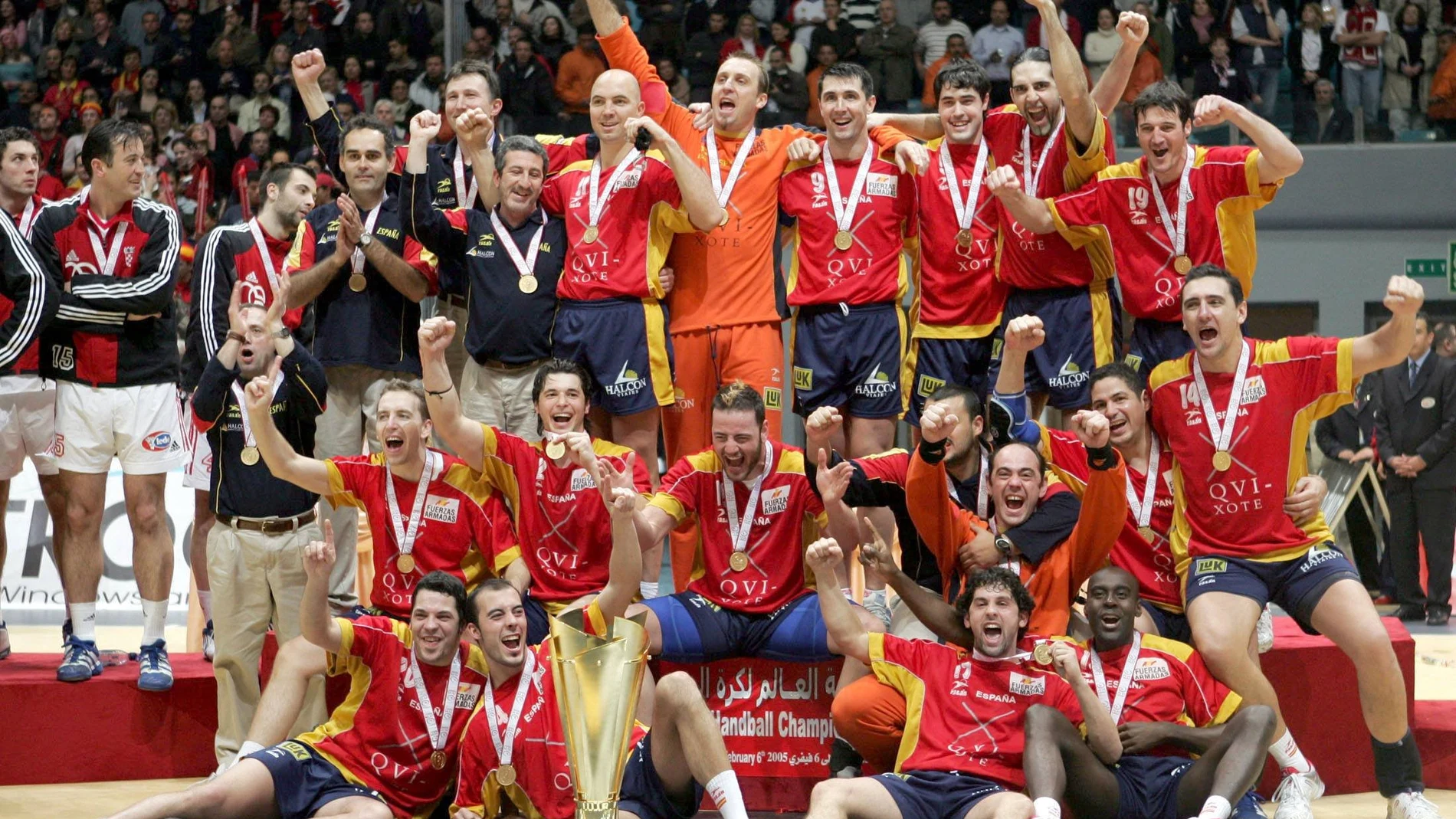 La selección española campeona del mundo en 2005, donde compartieron equipo Raúl Entrerríos (antepenúltimo de la fila de arriba) y su hermano Alberto (segundo de la fila de enmedio)