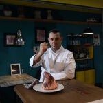 12/03/21 Madrid. Barrio Las LetrasSergio L—pez, chef del puesto LaLopez en ele Mercado de San Ant—n.@Cipriano Pastrano