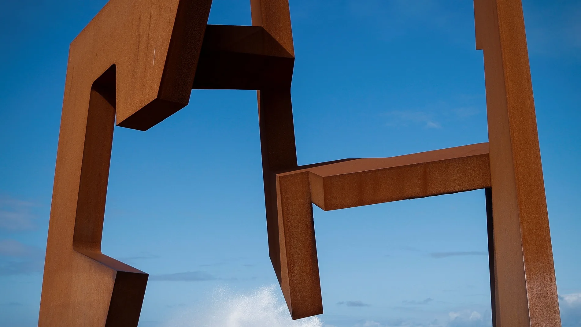 GRAFCAV3765. SAN SEBASTIÁN.- Una pareja observa el oleaje junto a la escultura "Estructura vacía", de Jorge Oteiza, en San Sebastián, donde se ha decretado la alerta amarilla por impacto de olas en la costa. EFE/Javier Etxezarreta