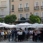 Terrazas de bares llenas en el centro de Sevilla